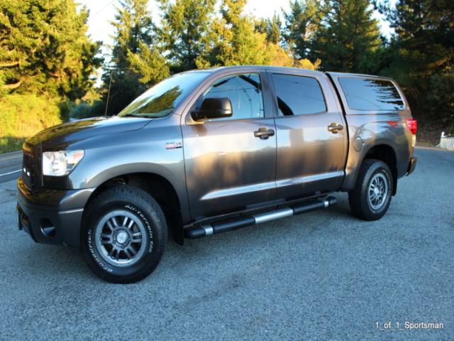 Toyota Tundra 2013 с человеком