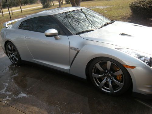 2009 nissan gt-r 14k miles salvage title runs drives grey