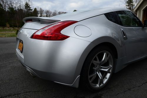 2011 nissan 370z base coupe 2-door 3.7l, 1500 miles!!!