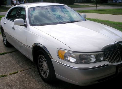 1999 lincoln town car signature sedan 4-door 4.6l