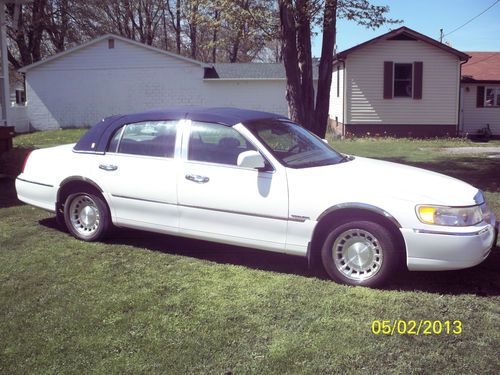 2001 lincoln town car executive sedan 4-door 4.6l