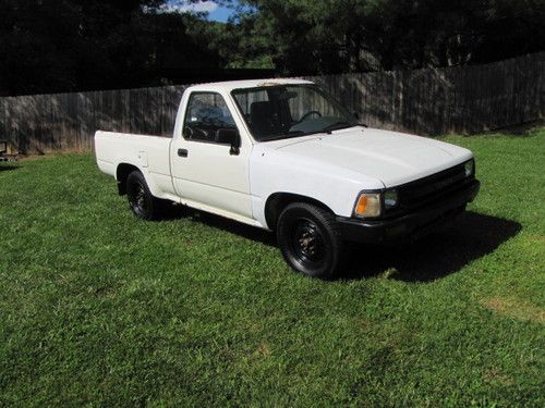 1989 toyota 2wd pickup truck 22r carb engine 4 speed m/t "new tires" **look**