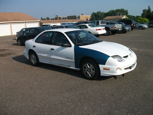 2000 Pontiac Sunfire SE Sedan 4-Door 2.2L Auto Trans, image 3