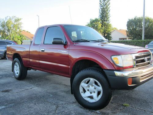 2000 toyota tacoma prerunner sr5.