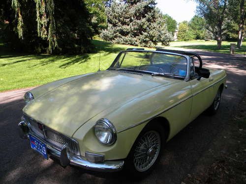 1967 MGB 1800 Convertible, image 2