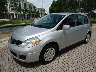 Florida 11' versa spacious economical clean carfax gas saver no reserve