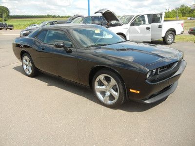 2013 dodge challenger sxt with 467 miles brand-new condition, inside and out.