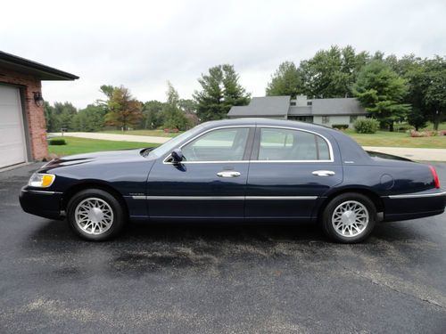 2001 lincoln town car signature sedan 4-door 4.6l - no reserve - one owner