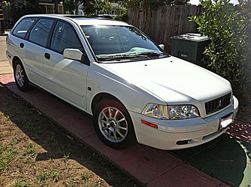 2003 volvo v40 base wagon 4-door 1.9l