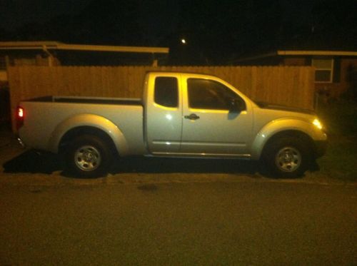 2012 silver nissan frontier in excellent condition