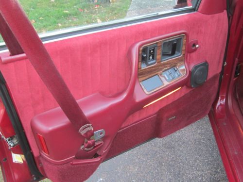 *1990 Pontiac Bonneville Le 20k Original Miles/Original Owner*, image 3