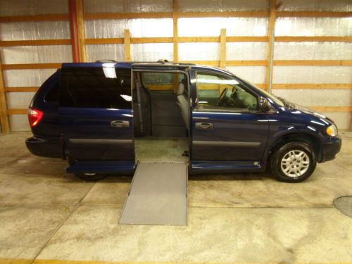 2006 dodge grand caravan wheelchair handicap van lowered floor
