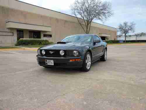 2007 Mustang GT 5  Speed, Excellent condition! Detailer maintained Female Driven, image 2