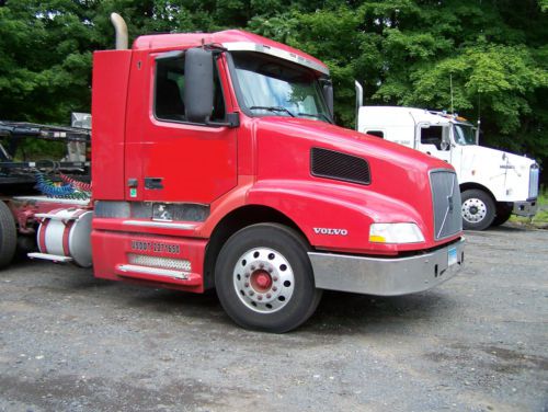 2002 volvo vnl 42t300 day cab tractor, tandem axle,