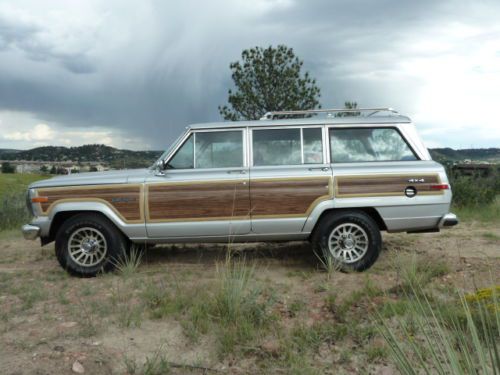 Jeep grand wagoneer 4x4 great condition silver strong engine cold ac