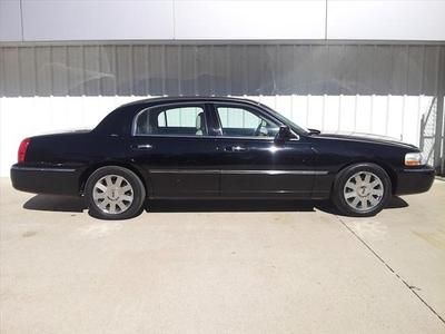 2003 lincoln town car cartier/ clean/ low miles/ lot of room!