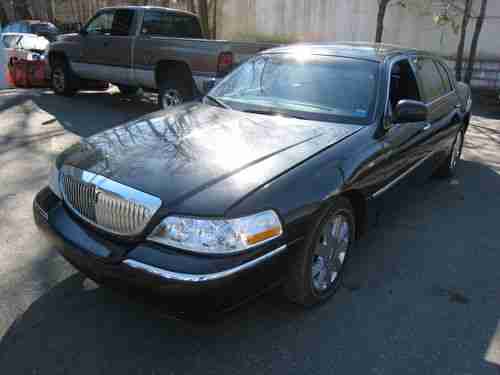 2004 LINCOLN TOWN CAR EXECUTIVE