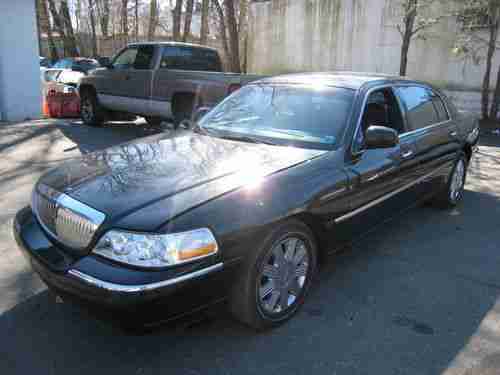2004 LINCOLN TOWN CAR EXECUTIVE
