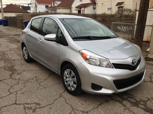 2012 toyota yaris le hatchback 4-door 1.5l