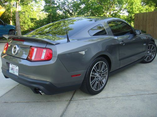 2011 mustang gt 5.0, w/ 9200mi, loaded, 6 speed, exc condition! no rerserve!