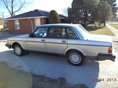 Great running 1989 volvo 240 dl. runs well. low miles. no reserve