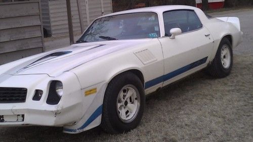 White ,light blue interior ,60k ,new dual exhaust ,needs restoration , runs good