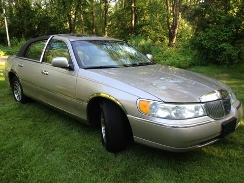 2001 lincoln towncar luxury signature series, runs great, pampered, snowbird car