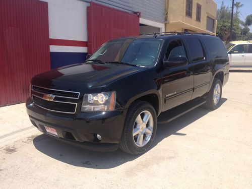 2011 chevy suburban ltz,2wd,leather,moonroof,camera,nav,20's, 32,000 miles