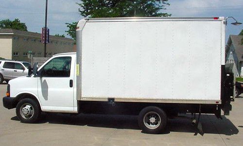 2008 chevy 3500 express cube van / lift gate / v-8 / tommy gate