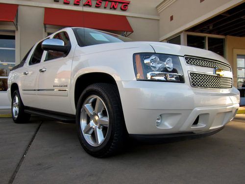 2011 chevrolet avalanche ltz, leather, navigation, 20" polished aluminum wheels!