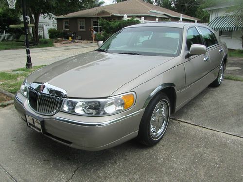 2000 lincoln town car signature touring limited 36k florida car sunroof 1 owner
