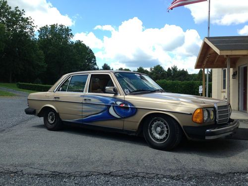 Parts car 1985 mercedes 300d diesel 242k runs and drives well. rusted floor