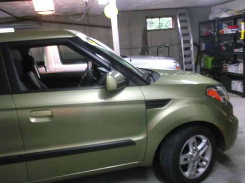 2010 kia soul base hatchback 4-door 1.6l