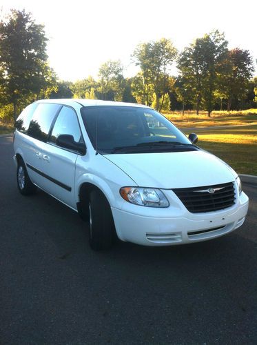 2006 chrysler town &amp; country- runs great and needs nothing- ready to  drive!