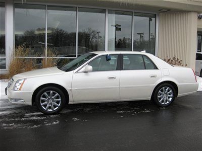 2009 cadillac dts white diamond color. leather, park assist, bluetooth and more.