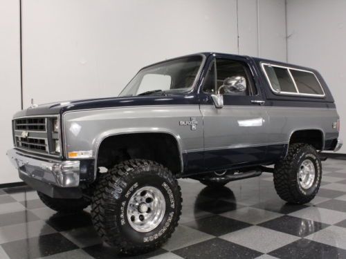 350 ci, 700r4, r134 a/c, beautifully repainted, lifted w/35&#034; tires, ultimate 4x4