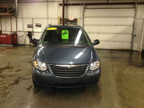 2007 chrysler town &amp; country lx lwb with stow and go