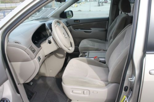 2009 Toyota Sienna LE Minivan 5-Door 3.5L, image 13
