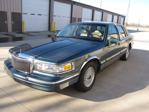 1996 lincoln town car signature sedan 4-door 4.6l