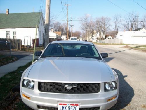 2005 ford mustang coupe v6 automatic. low miles