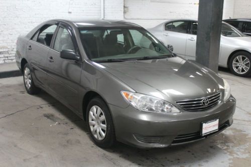 2006 Toyota Camry LE Sedan 4-Door 2.4L, image 3