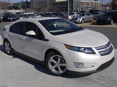 New 2013 volt hatchback white diamond tricoat - beige leather