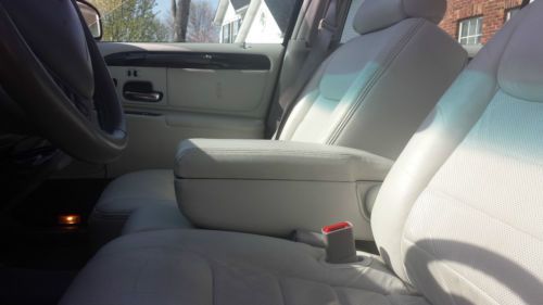Lincoln Town Car Executive Series Adult Driven * Low Miles * Garaged * Pristine*, image 18