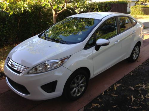 2013 ford fiesta se sedan 4-door 1.6l no reserve..!!!