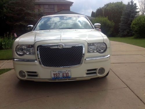 2005 chrysler 300c sedan 4-door 5.7l, excellent condition, mercedes suspension