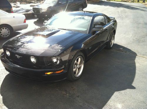 2005 ford mustang gt 31k miles excellent condition