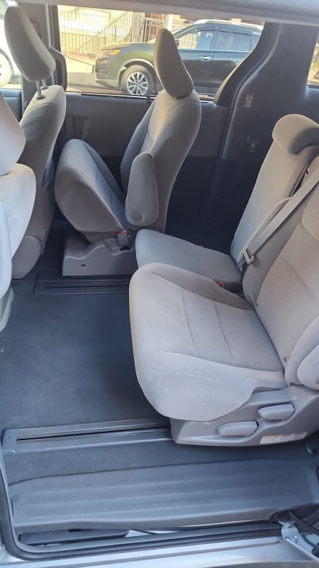 2019 toyota sienna le 58k la miles 