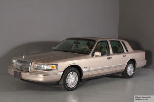1997 lincoln town car signature sunroof 61k miles clean !