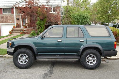 1995  Low MileageToyota 4Runner SR5 3.0 L Custom Wheels, image 2
