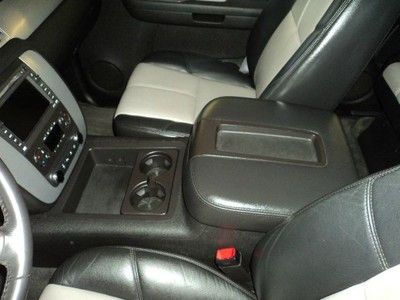 2008 Chevy Suburban Z71 4x4, NAV, BOSE, Sunroof, DVD, Rear Buckets, Leather, image 17